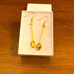 Gold tone dangle earring with stone